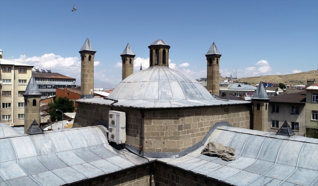 Taşhan Çarşısı nostaljik yapısıyla ekonomik hareketliliğini koruyor